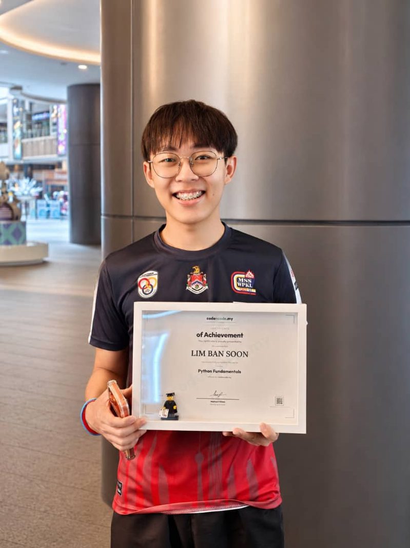 Lim Ban Soon holding a codencode.my Python Fundamentals Certificate of Achievement